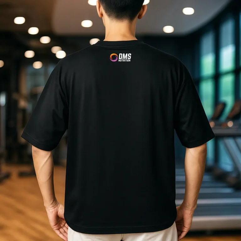 Remera oversize negra de DMS Nutrition, vista del dorso